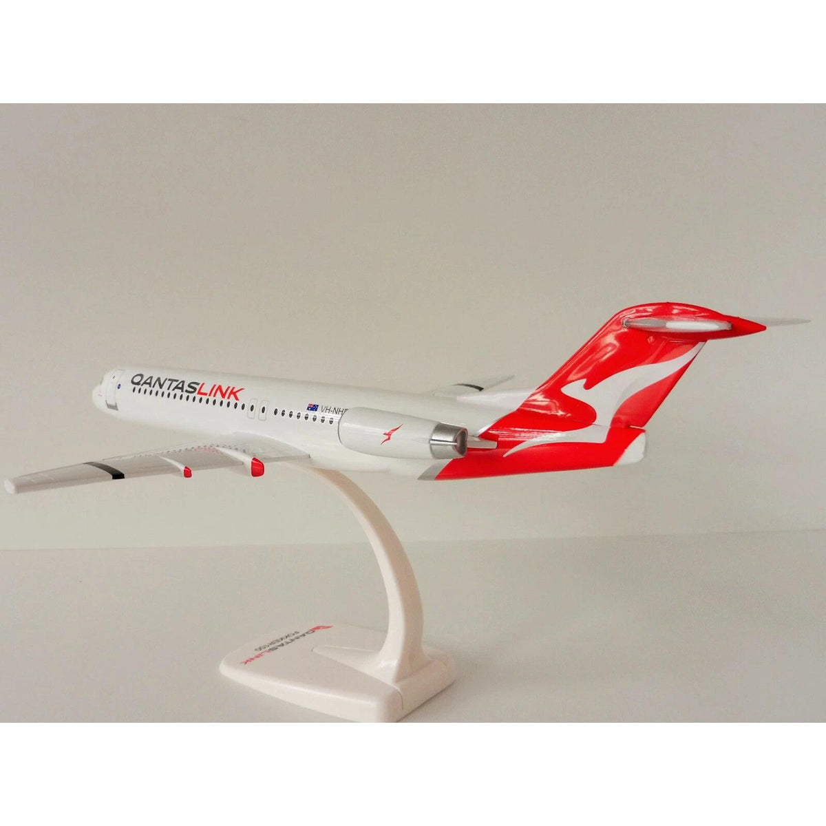 1/100 SNAP FIT QANTASLINK Fokker 100 VH-NHF
