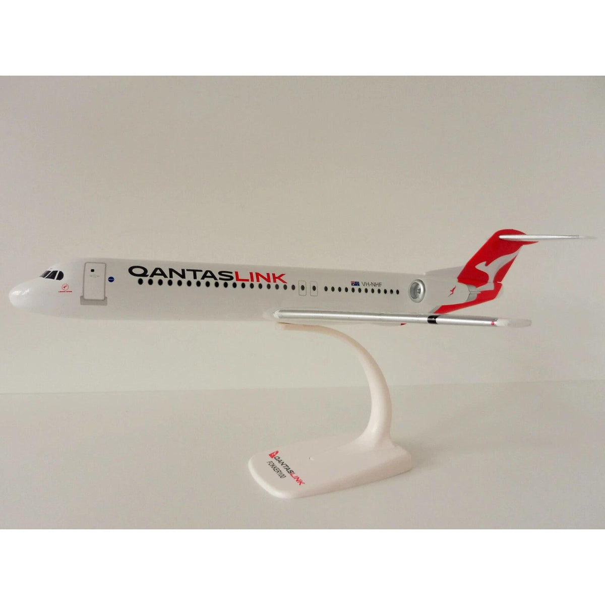 1/100 SNAP FIT QANTASLINK Fokker 100 VH-NHF