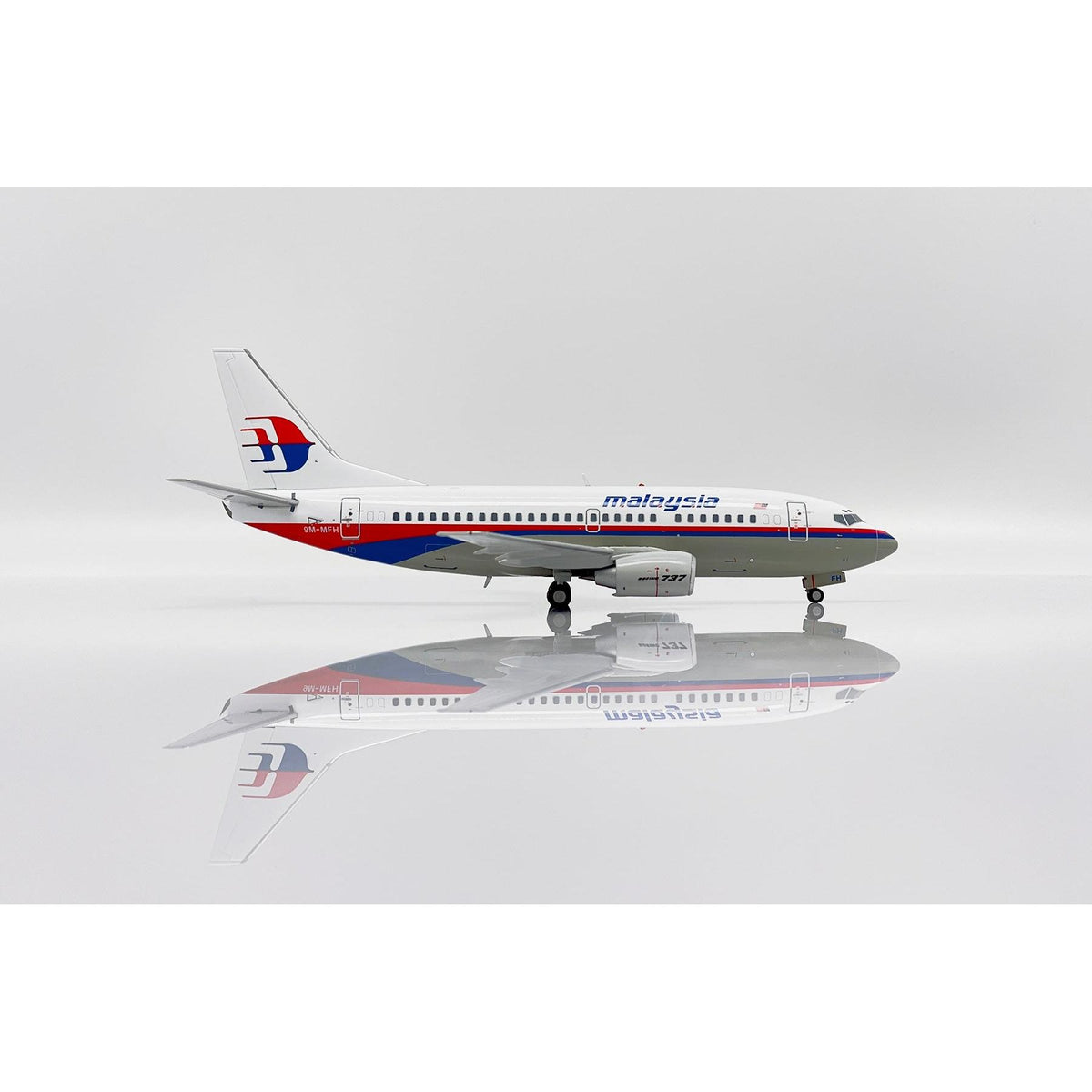 image3_1/200 Malaysia Airlines Boeing 737-500 Reg: 9M-MFH with Stand