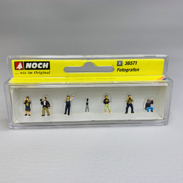 N Photographers (6 Figures)
