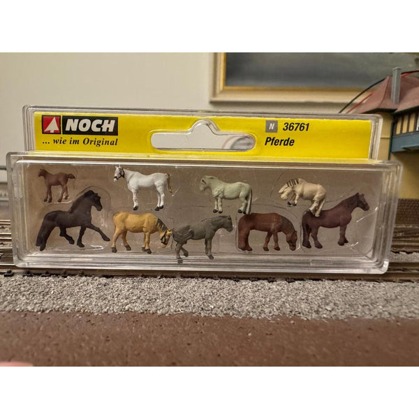 N Horses (4 Brown, 1 Black, 3 White)