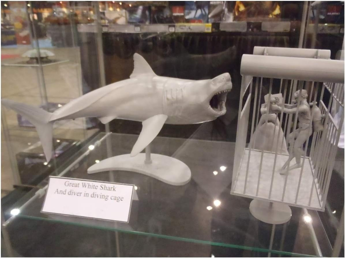 1/18 Great White Shark with Cage and Diver