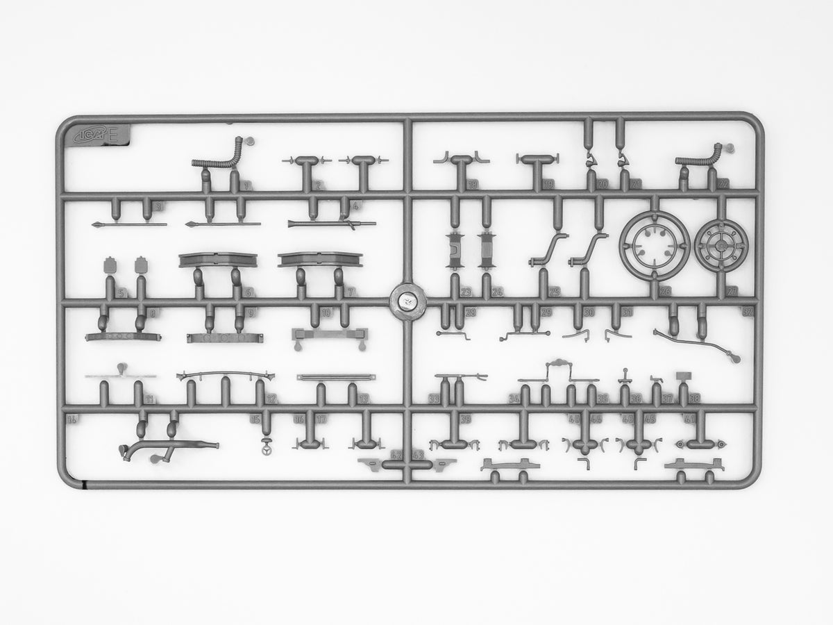 1/35 G4 (1939 Production) German Car with Passengers (4 Figures)