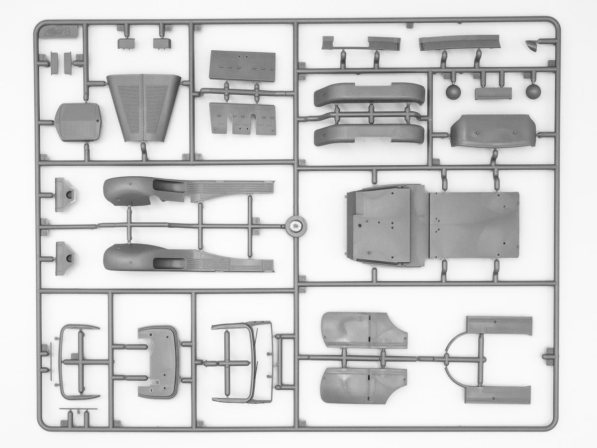 1/35 G4 (1939 Production) German Car with Passengers (4 Figures)