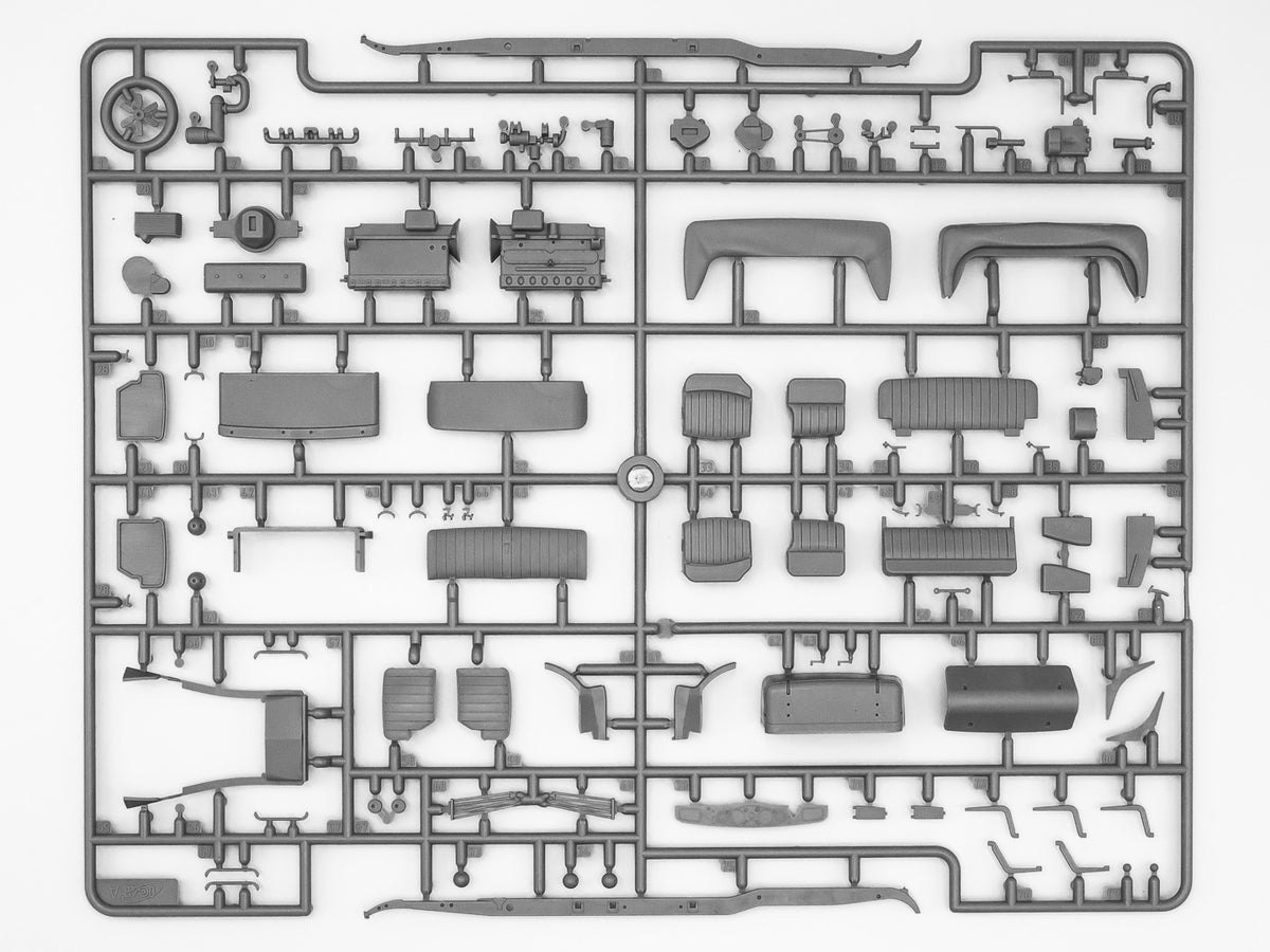 1/35 G4 (1939 Production) German Car with Passengers (4 Figures)