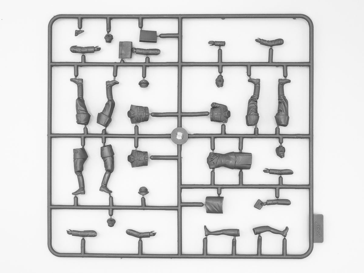1/35 G4 (1939 Production) German Car with Passengers (4 Figures)