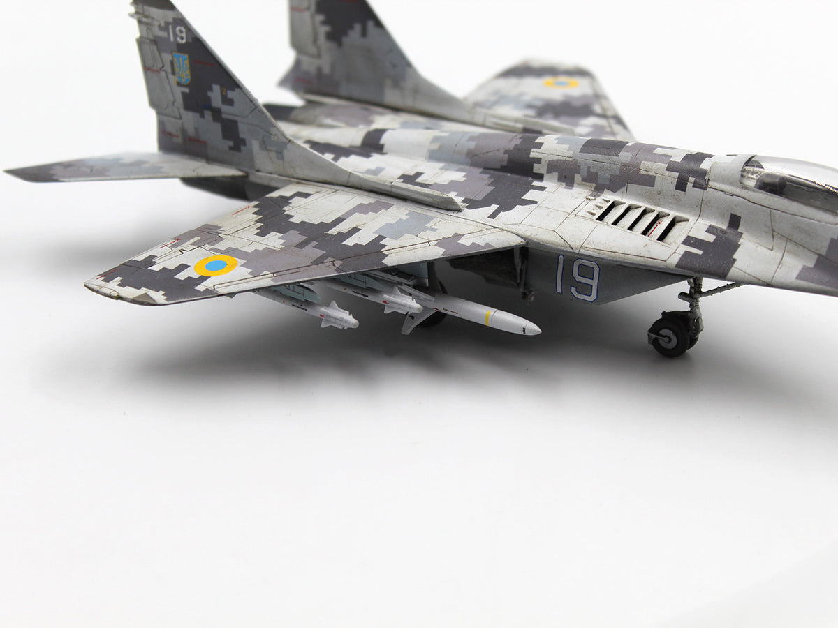1/72 Radar Hunter MiG-29 '9-13' Ukrainian Fighter with HARM Missiles