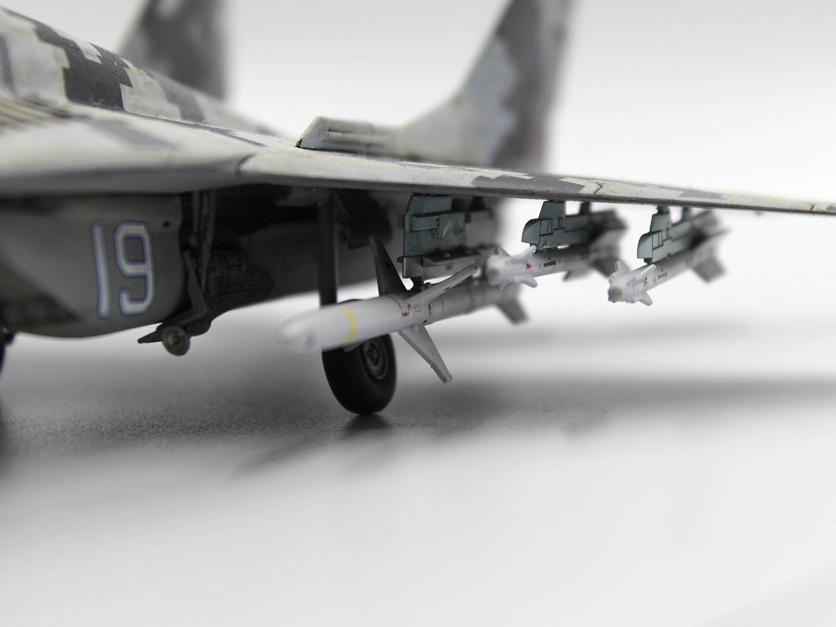 1/72 Radar Hunter MiG-29 '9-13' Ukrainian Fighter with HARM Missiles