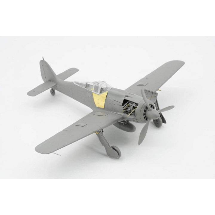 1/35 Focke-Wulf FW-190A-8 Plastic Model Kit