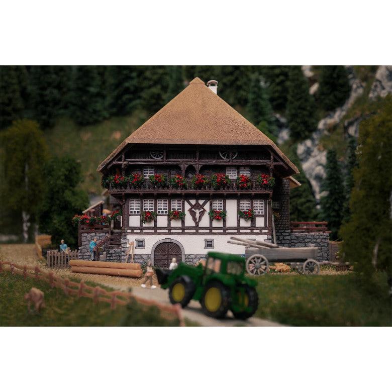image3_HO Jubilee Model Schwarzwaldhof with 2 Figures (2606)