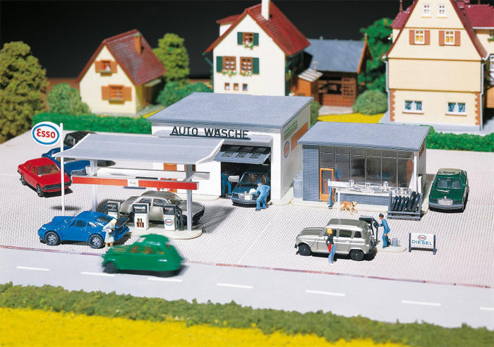 HO Petrol Station with Car Wash