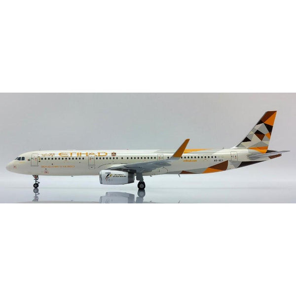1/200 Etihad Airways Airbus A321 Reg: A6-AEE With Stand