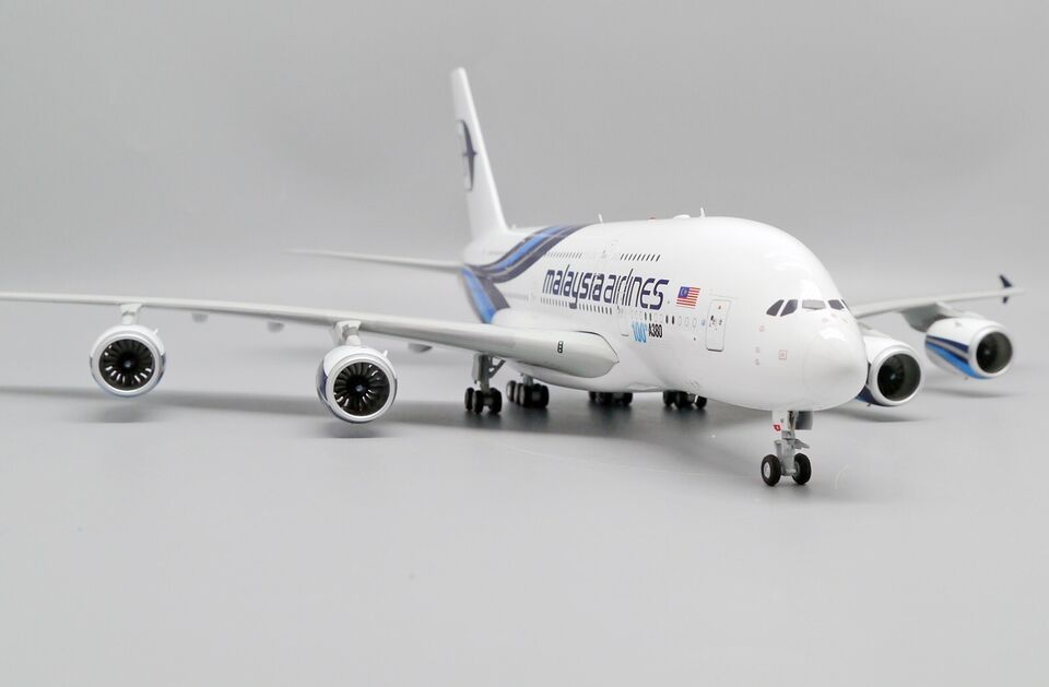 1/200 Malaysia Airlines Airbus A380 "100th A380" Reg: 9M-MNF with Stand