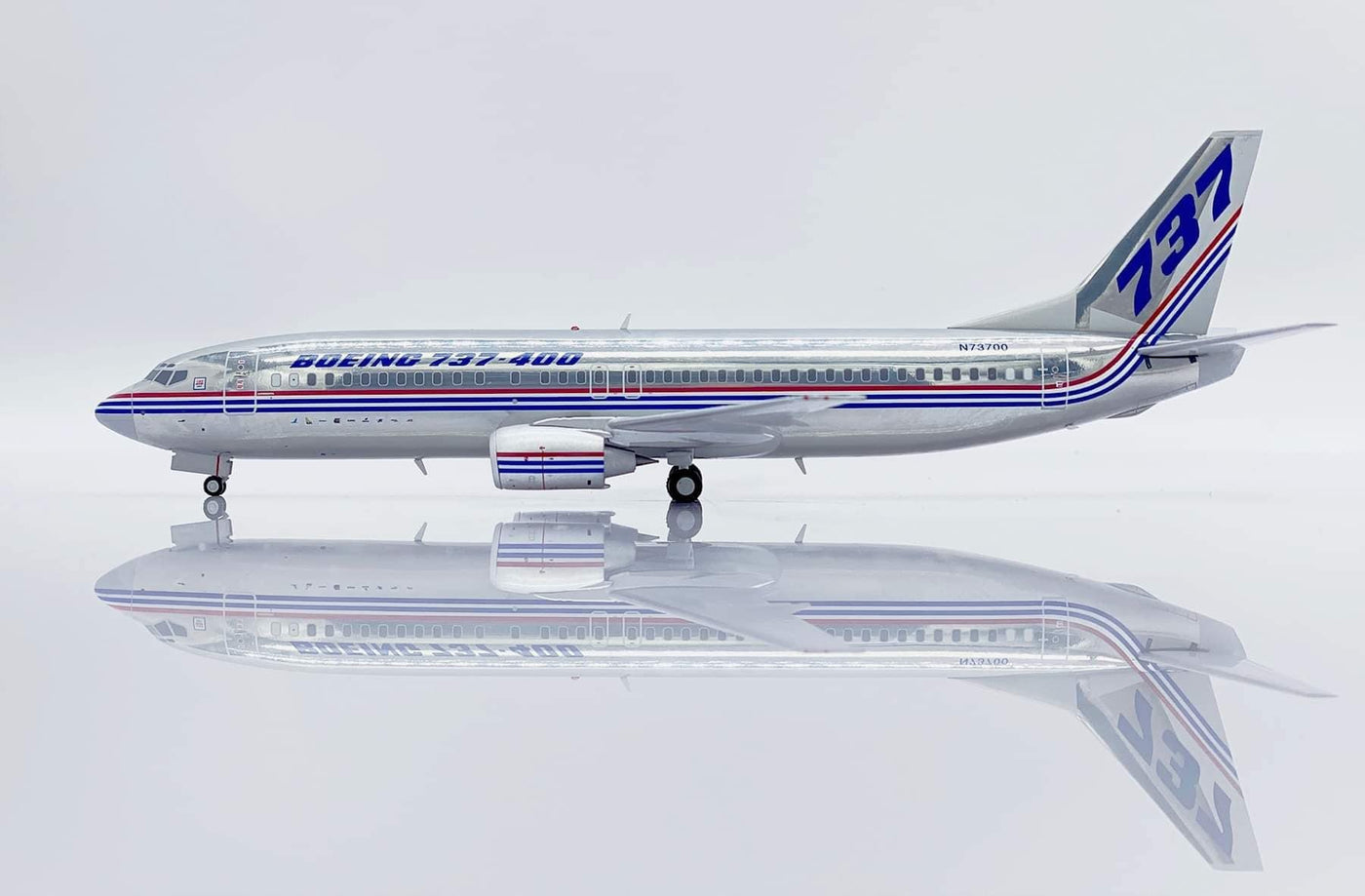 1/200 Boeing House Color 737-400 "Polished" Reg: N73700 with Stand