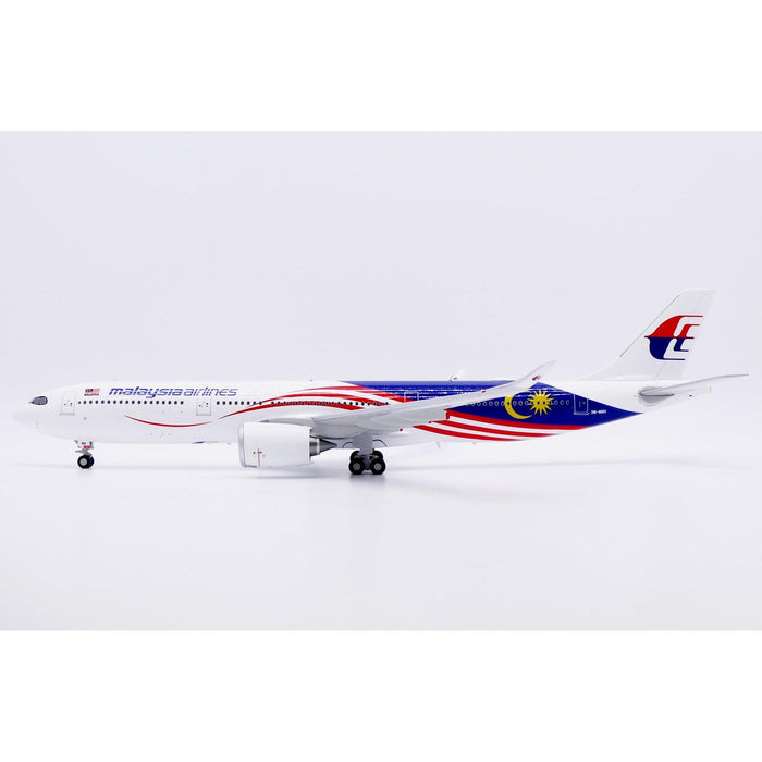 1/200 Malaysia Airlines Airbus A330-900NEO Reg: 9M-MNH with Stand