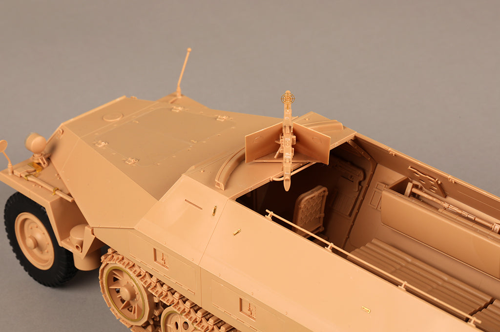 1/16 Sd.Kfz 251D Plastic Model Kit_17