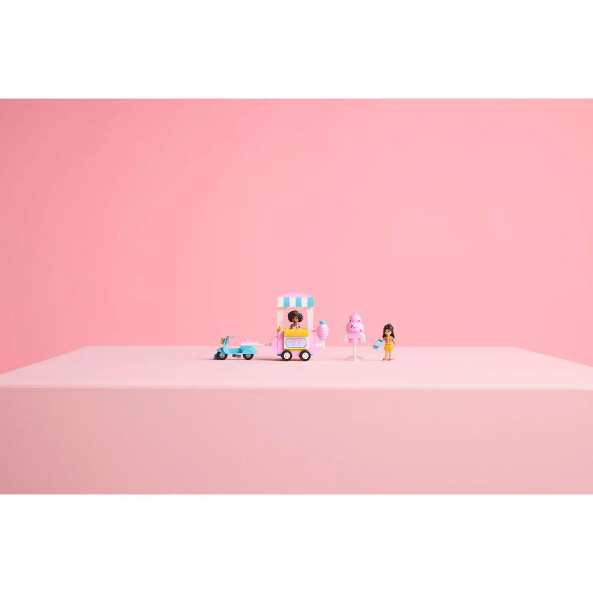 FRIENDS - Cotton Candy Stand and Scooter