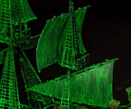Revell - 1/150 Ghost Ship (Glow-in-the-Dark)  (Easy-Click System)