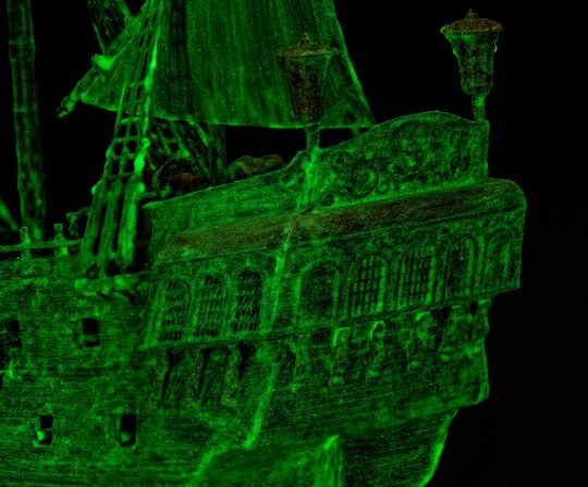Revell - 1/150 Ghost Ship (Glow-in-the-Dark)  (Easy-Click System)