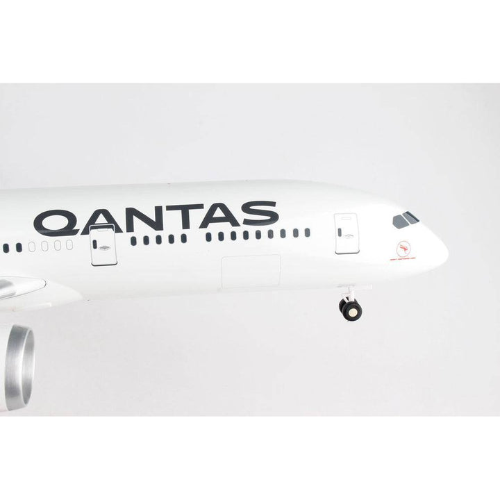 Skymarks - 1/100 QANTAS B787-9 with Landing Gear and Wooden Stand