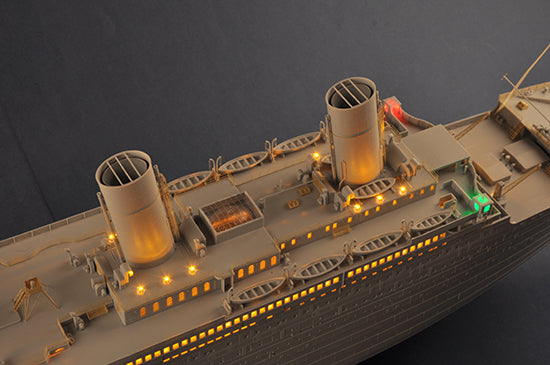 03719 1/200 Titanic with  LED Light Set Plastic Model Kit