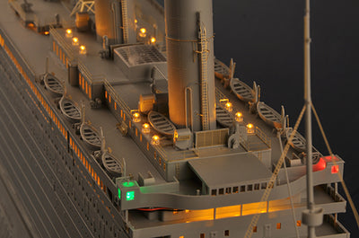 03719 1/200 Titanic with  LED Light Set Plastic Model Kit
